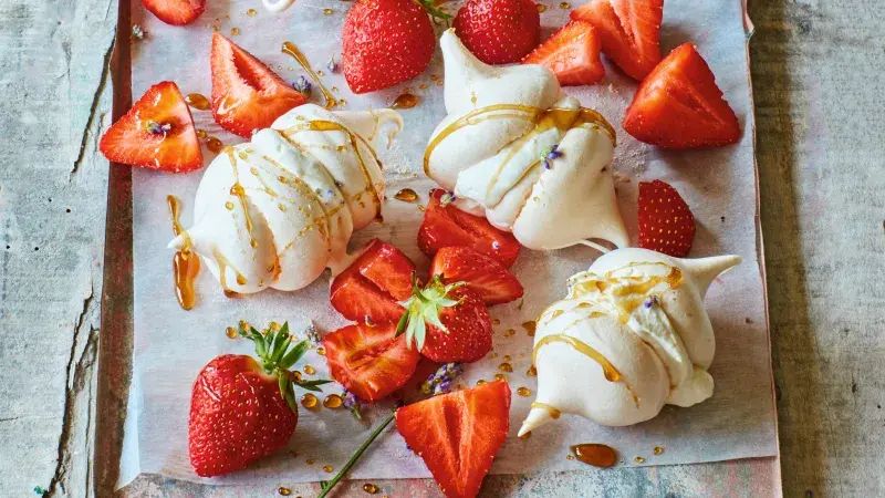 Pusinky s jahodami a levandulovým krémem