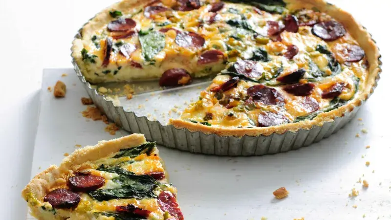 Quiche se špenátem a klobásou