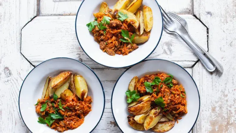 Ragú s pečenými bramborami