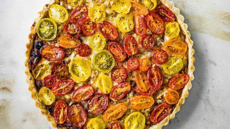 Rajčatový koláč z těsta s olivovým olejem