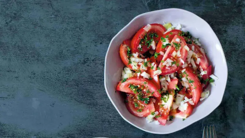Rajčatový salát s cibulí
