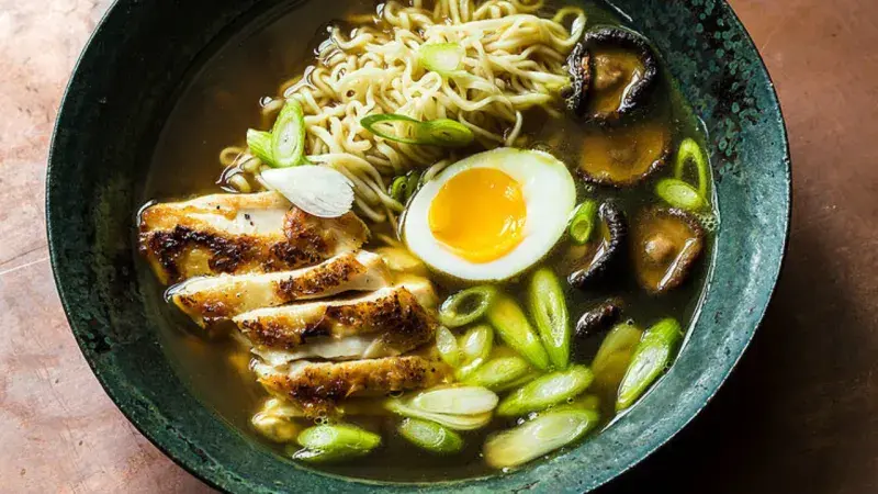 Kuřecí ramen (japonská polévka) 