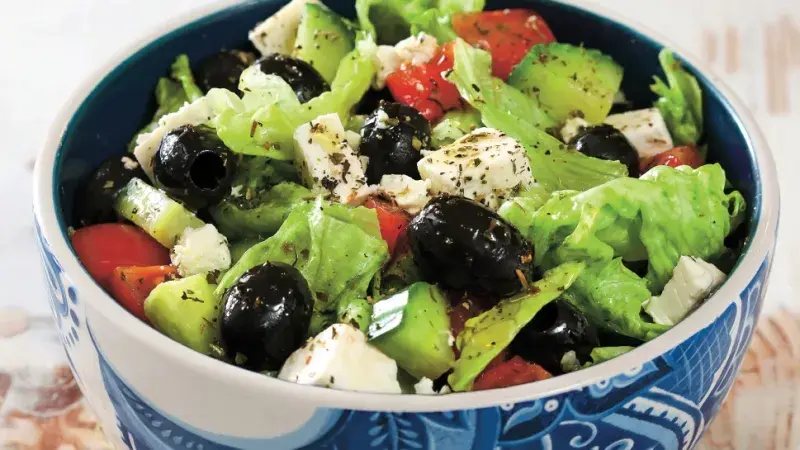Řecký salát s ledovým salátem