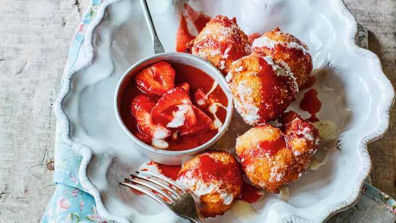 Ricottové koblížky s karamelovými jahodami a kardamomovým cukrem