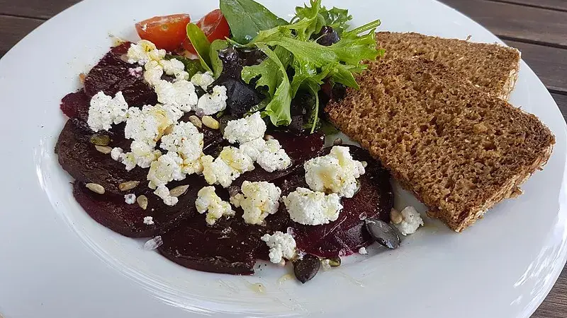 Salát z červené řepy se sýrem Cottage
