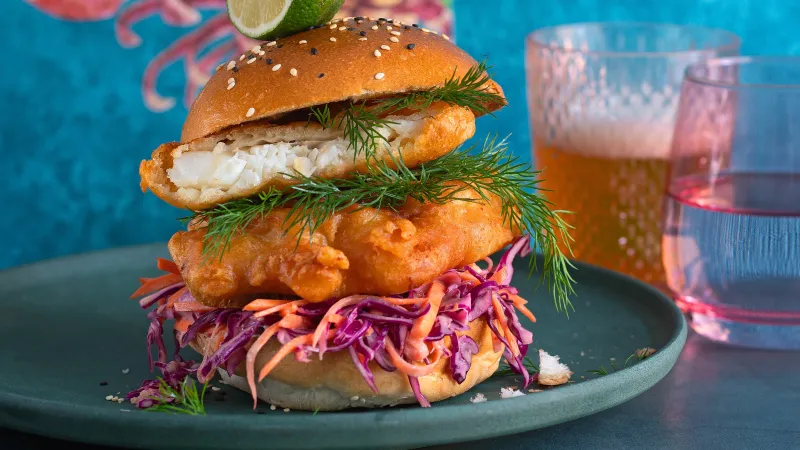 Ryba v pivním těstíčku s pikantním salátem coleslaw