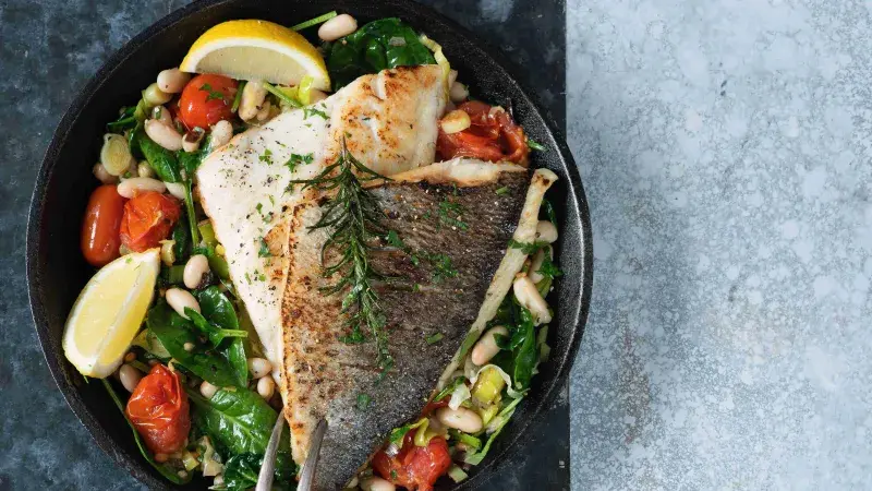 Ryba s fazolemi z jedné pánve