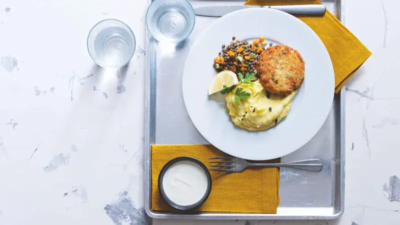 Rybí karbanátek s bramborovou kaší a čočkovým salátem