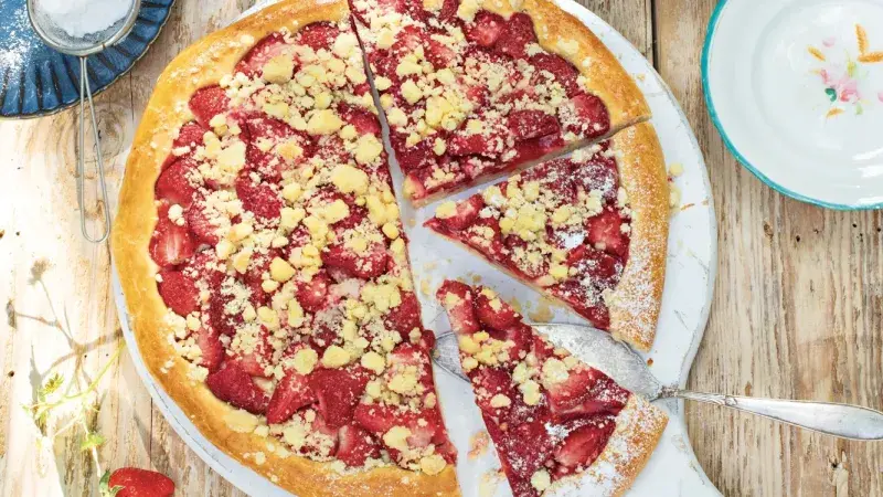 Rychlý kynutý koláč s jahodami a drobenkou