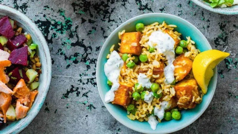 Kořeněná rýže s panýrem a hráškem