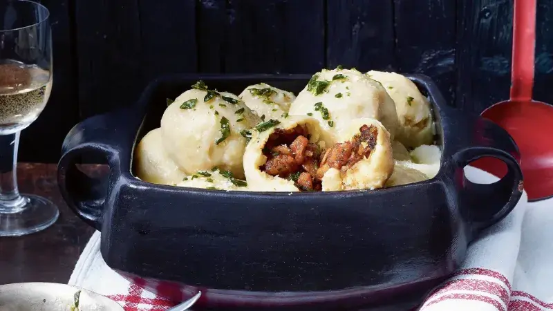 Škvarkové knedlíky se zelím na pivu