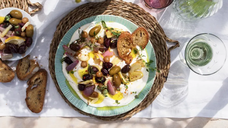 Šlehaná feta s pečenými olivami a angreštem