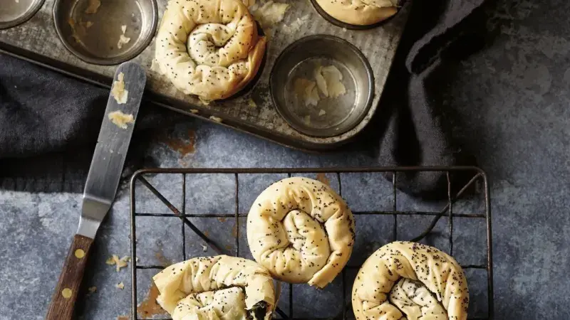 Šneci z filo těsta se špenátem a fetou