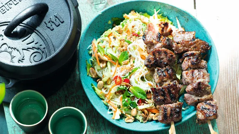 Špízky s nudlovým salátem