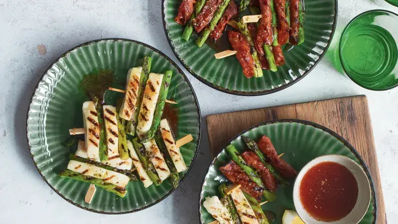 Špízy s grilovaným chřestem, chorizem a halloumi