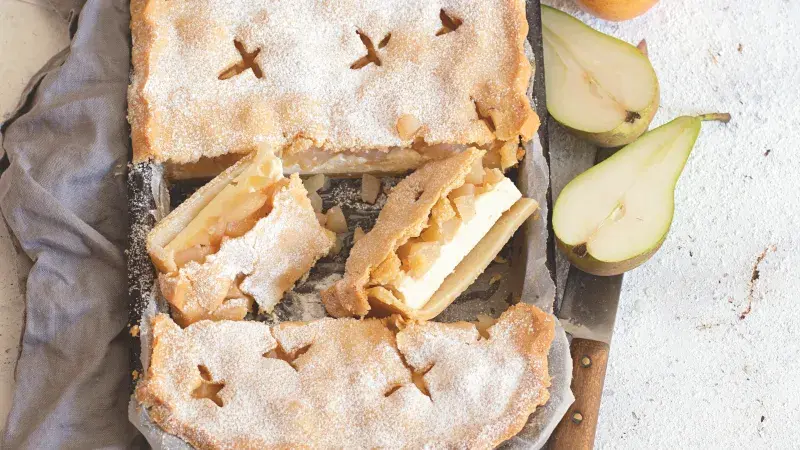 Štrúdl na plech s hruškami a tvarohem