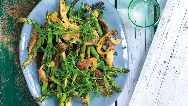 Salát s chřestem a hlívou ústřičnou