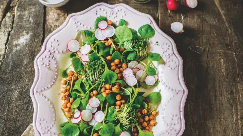 Salát s cizrnou a zálivkou s jogurtem a tahini