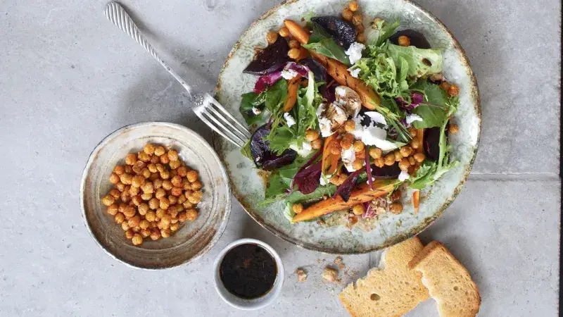 Salát s kozím sýrem, mrkví a červenou řepou