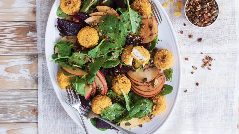 Salát s řepou, jablkem a smaženým kozím sýrem