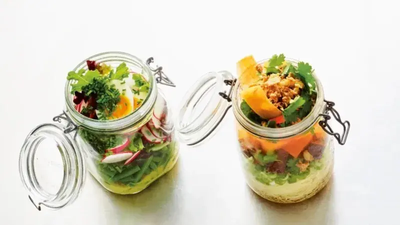 Zeleninový salát ve sklenici