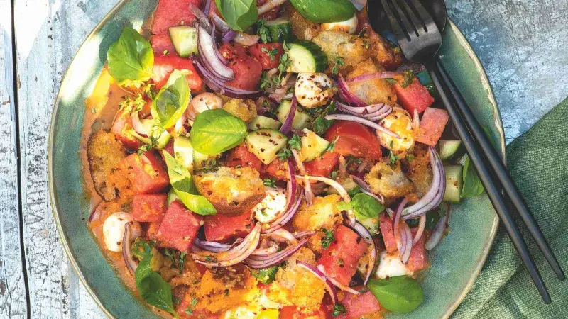 Salát panzanella s melounem