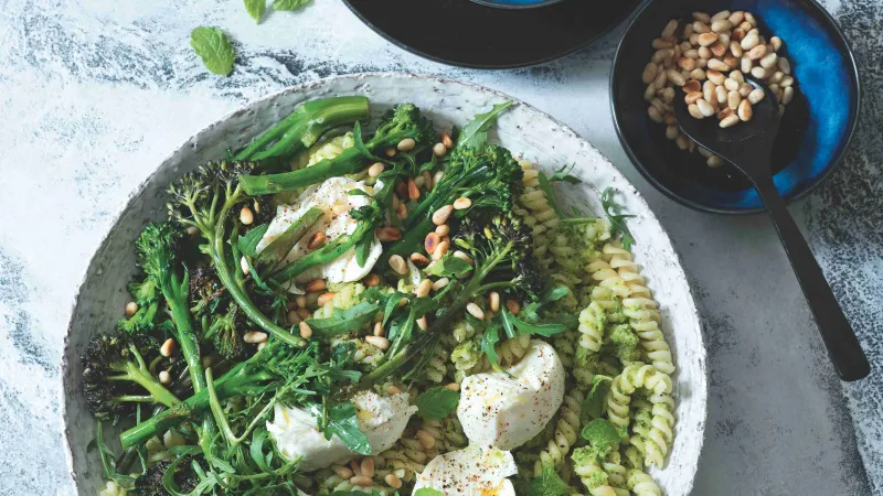 Salát s brokolicovým pestem a mozzarellou