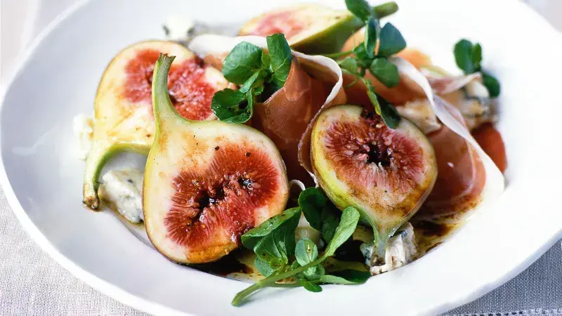 Salát s fíky, gorgonzolou a prosciuttem