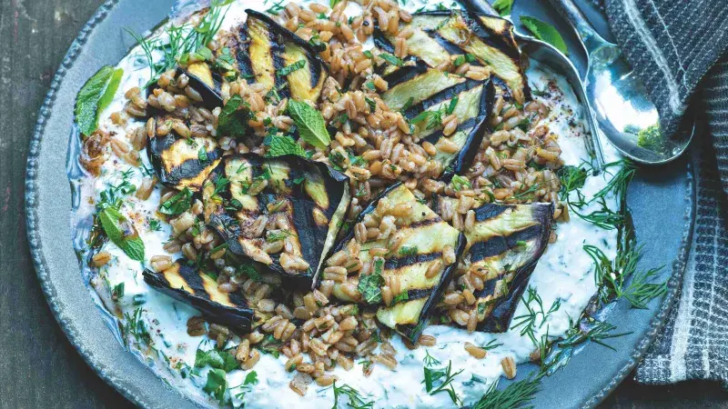 Salát s grilovaným lilkem