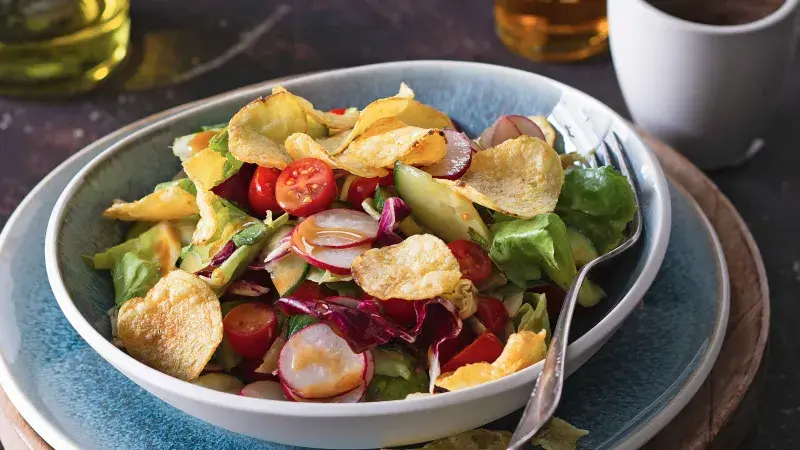 Salát s olejovou zálivkou a lupínky