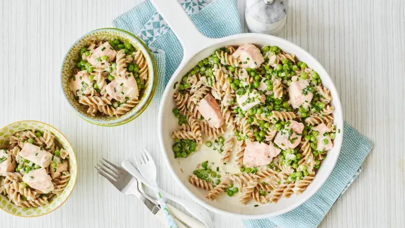 Smetanové těstoviny s lososem a hráškem