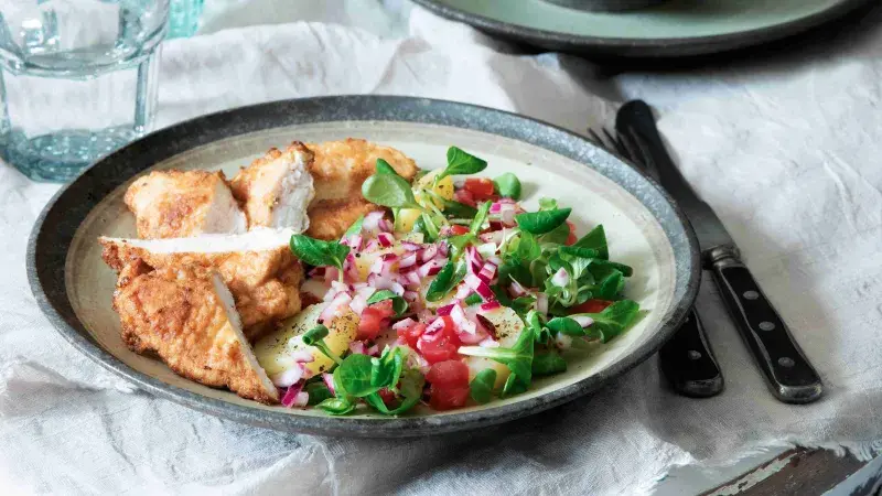 Savojský kuřecí řízek a lehký bramborový salát s rajčaty Savojský kuřecí řízek a lehký bramborový salát s rajčaty