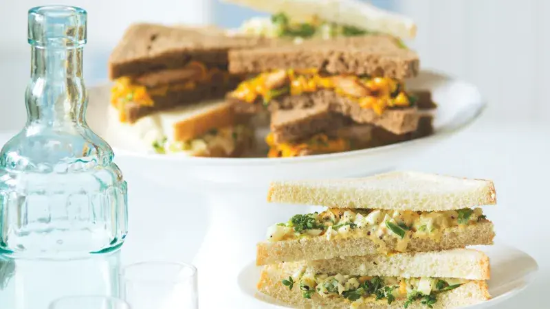 Sendvič s kuřecím masem a kari pomazánkou