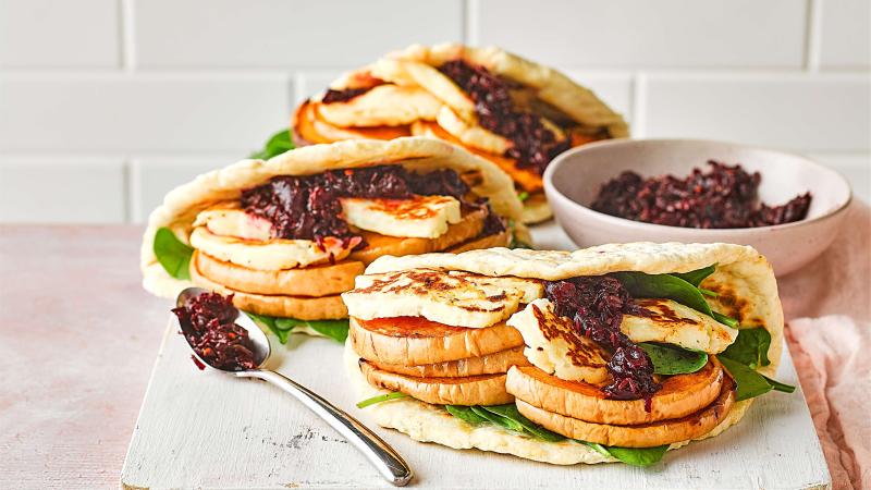Sendviče z plochého chleba s dýní, halloumi a sladkým chilli džemem z červené řepy