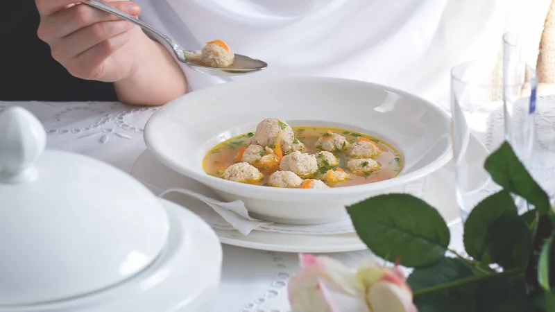 Slavnostní polévka s mandlovými knedlíčky