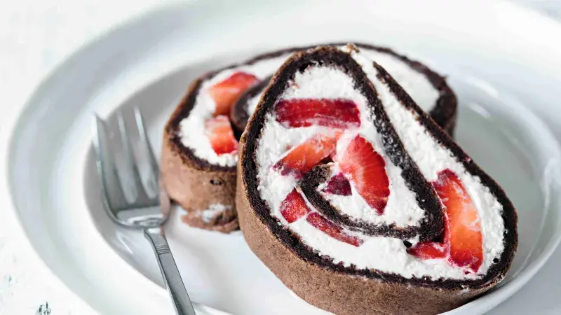 Šlehačková roláda s jahodami