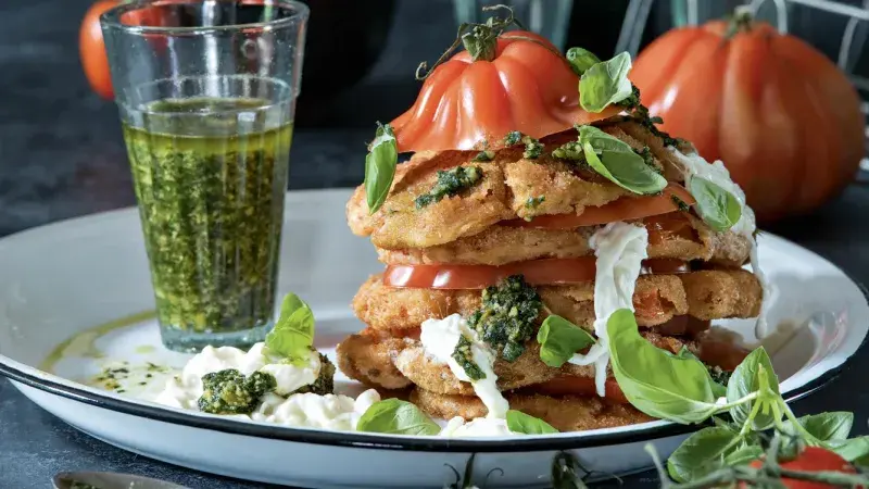 Smažená rajčata s burratou a pestem