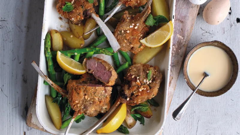 Smažené jehněčí kotletky s chřestem a citronovou omáčkou