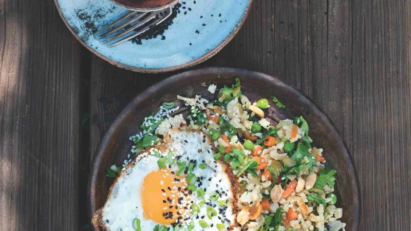 Smažená květáková rýže s volským okem