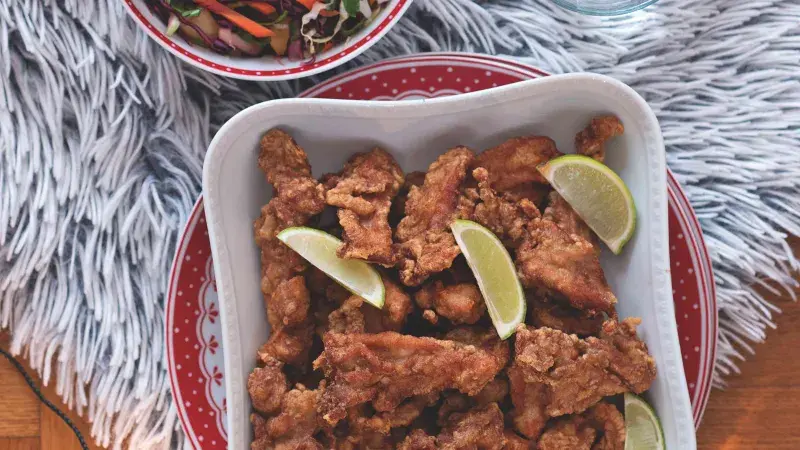 Smažené kuře karaage a coleslaw s ananasem
