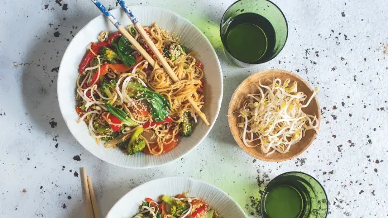 Smažené nudle se zeleninou a mungo výhonky