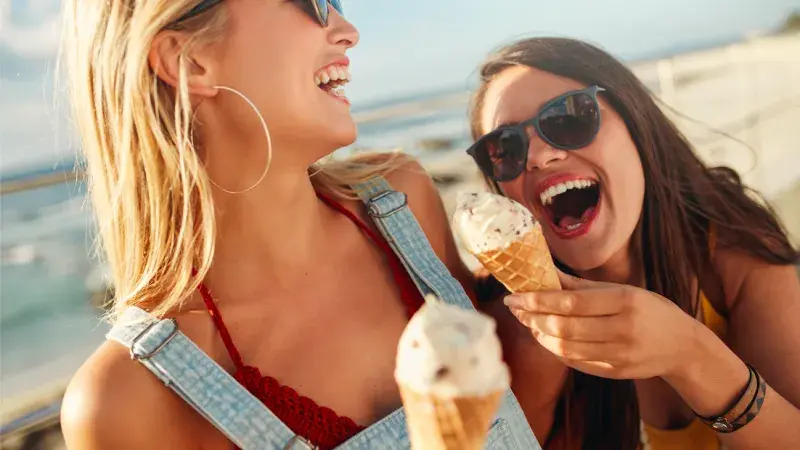 mladé ženy na pláži