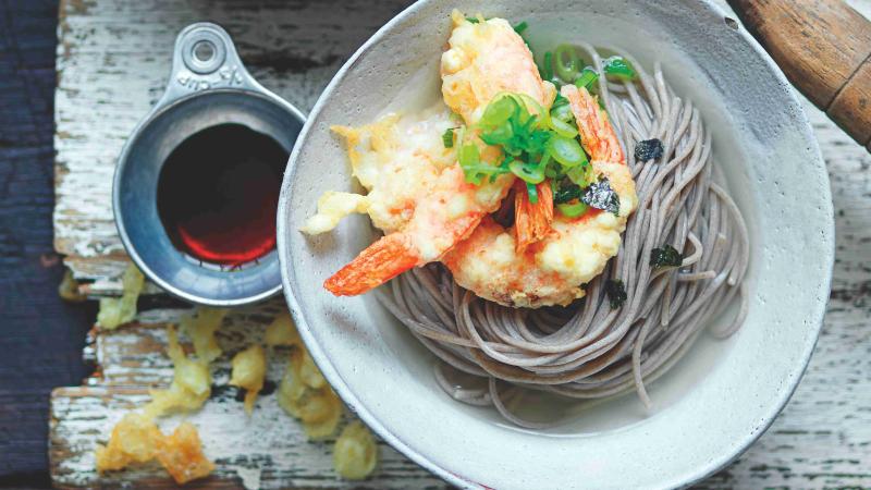 Soba nudle s krevetami v tempuře