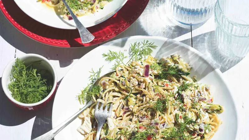 Špagety s cuketou a pošírovaným kuřecím masem