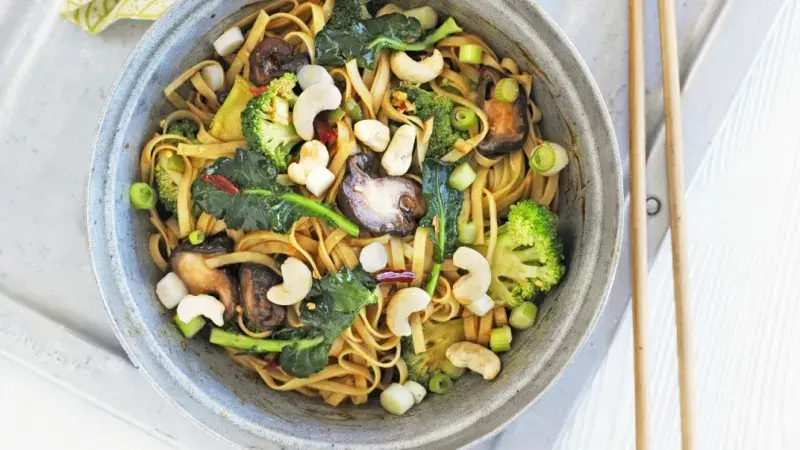 Pikantní nudle s houbami shiitake a brokolicí