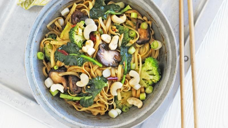 Pikantní nudle s houbami shiitake a brokolicí