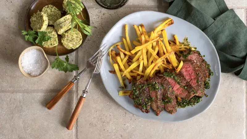 Steak s bylinkovým máslem a hranolky