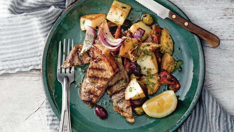 Steak s rychlým teplým bramborovým salátem