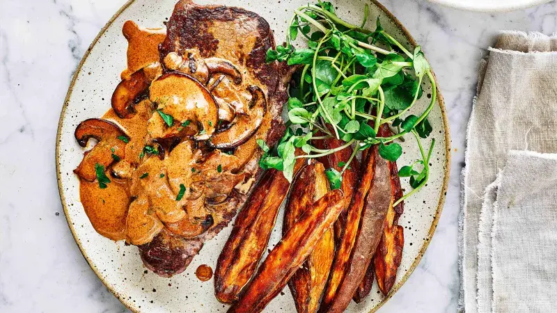 Steak à la Stroganoff s pečenými batáty