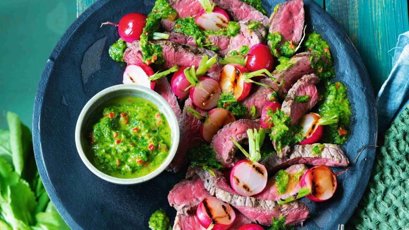 Steak s ředkvičkami a chimichurri z ředkvičkových listů